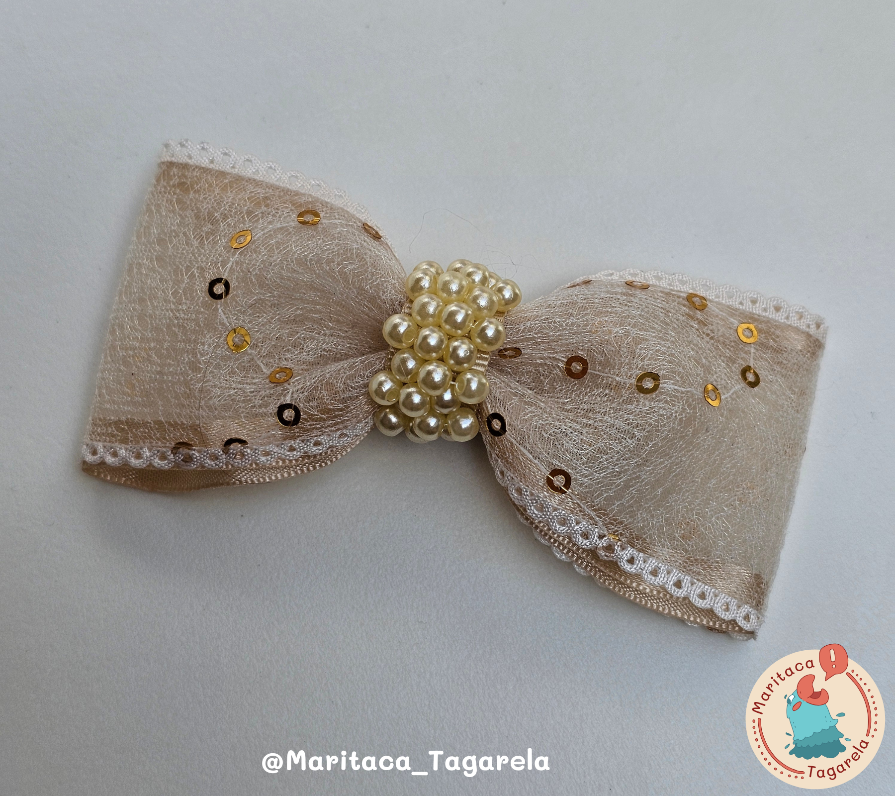 Lacinho Creme Paetê com Pérola – M
