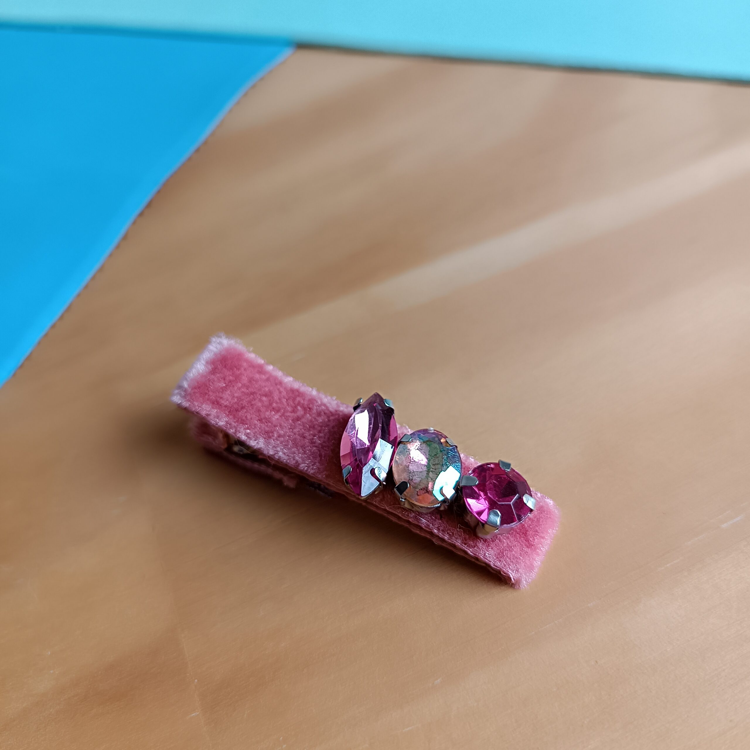 Clip de Cabelo Veludo Rosa com Pedrarias - Imagem 2