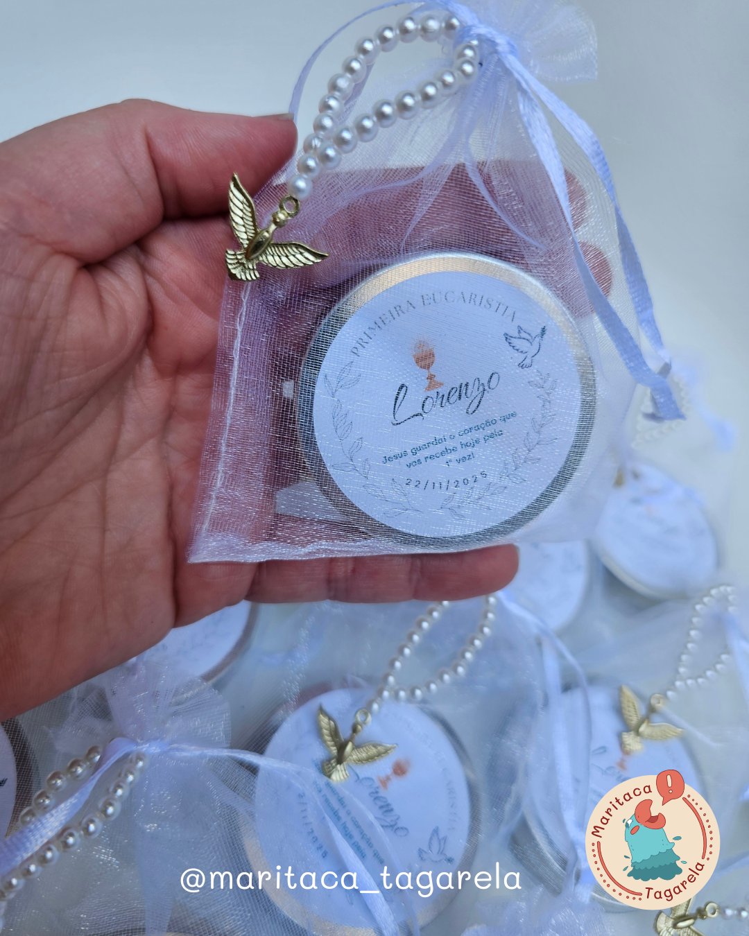 Kit com 10 Lembrancinhas de Batizado – Vela 20 g com Mini Terço do Espírito Santo - Imagem 2