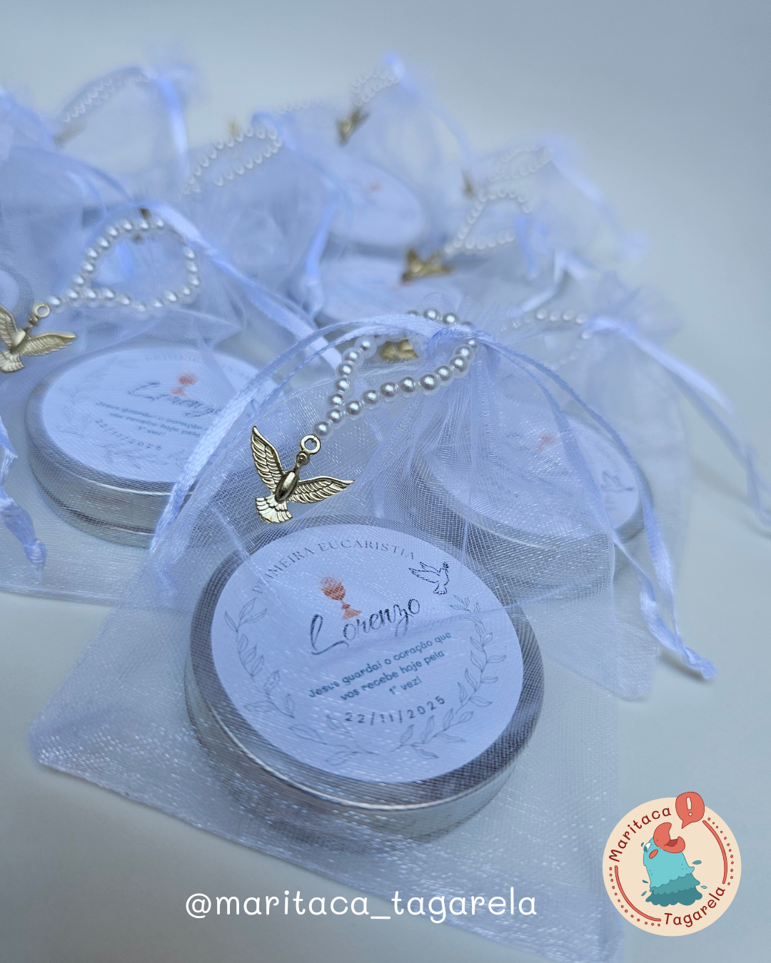 Kit com 10 Lembrancinhas de Batizado – Vela 20 g com Mini Terço do Espírito Santo - Imagem 3
